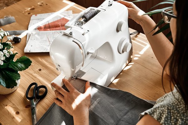 Machine à coudre pour débutant : conseils pour une première utilisation